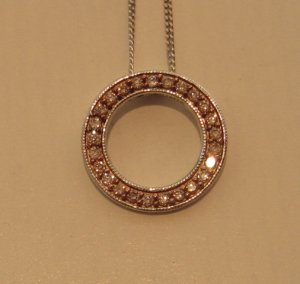 diamond_pink_necklace_close_up.jpg