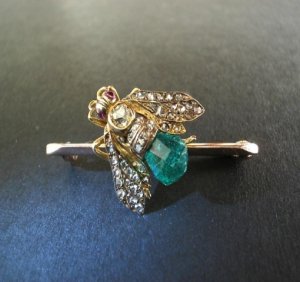 bee_brooch_with_emerald.jpg
