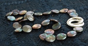 kiz-pearlnecklace1.jpg