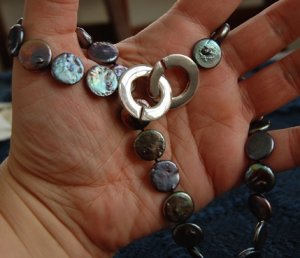kiz-pearlnecklace2.jpg
