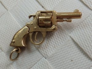 pistolcharm.jpg pistolcharm.jpg