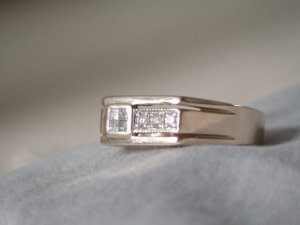 princess_and_round_invisible_setting_diamond_ring_3.jpg