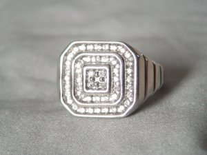 round_channel_set_diamond_ring_wg_2.jpg