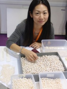 hisano-selecting-pearls.jpg