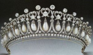 the-1913-version-of-the-cambridge-lovers-knot-tiara-with-the-spikes-removed.jpg