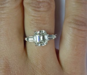 r5147-emerald-ring-hand_-_0.jpg