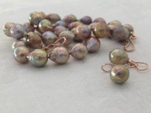 medium_multicolour_metallic_bronzey_ripple_freshwater_pearl_necklace_4.jpg