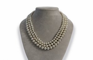 triple_metallic_strand_shot_in_dim_lighting.jpg