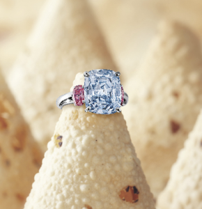 sothebys-important-fancy-vivid-blue-diamond-ring.png
