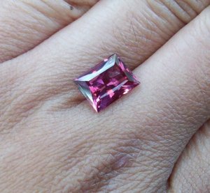 5ct_vietnamese_red_pink_spinel.jpg