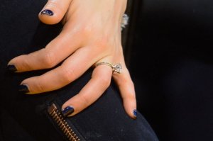 mila-kunis-engagement-ring-pictures-ashton-kutcher-celebrity-weddings-0304-w724.jpg
