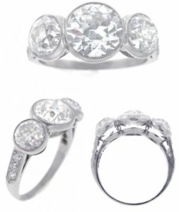ring_3stone_5751.jpg