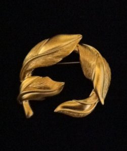 acanthus-brooch-carving.jpg