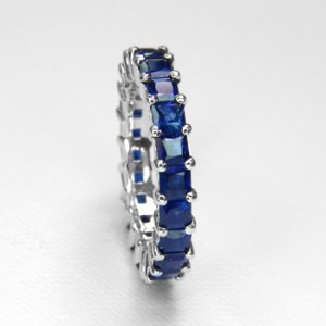 natural sapphire shared prongs.jpg