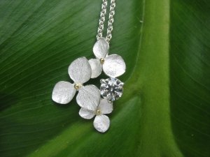 green_leaf_background_pendant.jpg