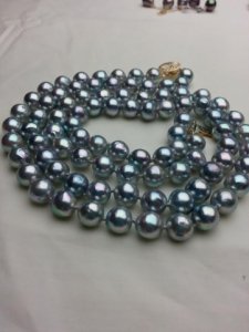 ruckus_pearls_under_the_light_box_2.jpg