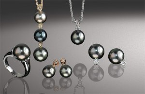 3_pearl_3_bezel_diamonds_tara.jpg 3_pearl_3_bezel_diamonds_tara.jpg