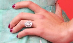 3stone-scarlett-johannson-engagement-ring-close-up.jpg
