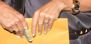 2-courteney-cox-engagement-ring-picture-2014-johnny-mcdaid-0911-w724.jpg