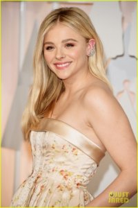 chloe-moretz-2015-oscars-carpet-05.jpg