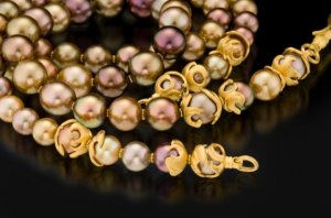 laf_pearl_necklace_black_2.jpg