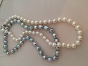 with_honora_pearls_in_the_lightbox.jpg