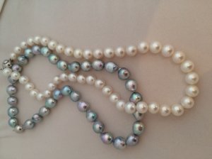 with_honora_pearls_in_the_lightbox.jpg