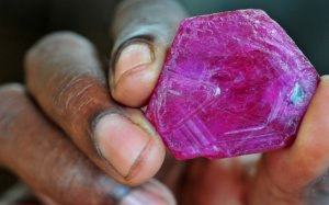 montepuez-rubies-photograph-by-vincent-pardieu-image-fieldgemology.jpg
