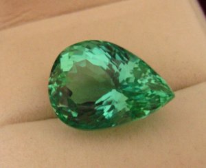 hiddenite_green_kunzite_24ct_1_0.jpg