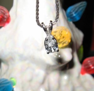 pear_diamond_pendant_0.jpg