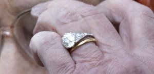 queen_elizabeth_engagement_ring_photo_2.jpg