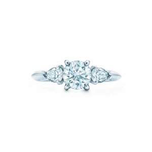 round-brilliant-with-pear-shaped-side-stones-19516555e070708_1.jpg