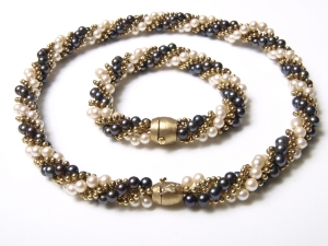 gold_pearl_necklace_bracelet.jpg gold_pearl_necklace_bracelet.jpg