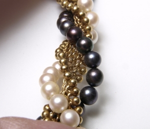 gold_pearl_necklace_closeup_03.jpg gold_pearl_necklace_closeup_03.jpg