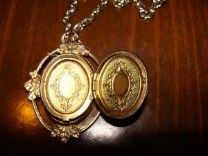 locket2.jpg locket2.jpg