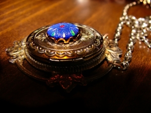 locket4.jpg locket4.jpg