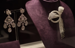elizabeth-taylor-collection-mike-todd-diamond-earrings-and-bow-brooch.jpg