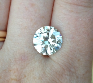 diamond-outside-fingers.jpg diamond-outside-fingers.jpg