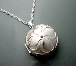 locket_a1_0.jpg