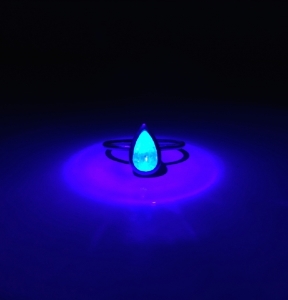 very_strong_fluorescent_diamond.jpg