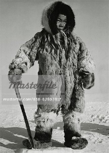 838-02502817em-eskimo-boy-standing-on-ice-and-holding-a-knife.jpg