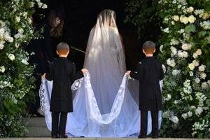 18roayal-wedding-dress-jumbo.jpg