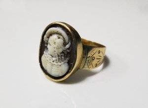 cameo ring 2.jpg