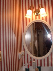 bath1mirrorwalls.JPG