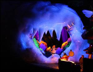 glow-tunnel-rabbit-hole-detail-alice-in-winter-wonderland.jpg