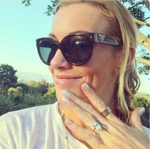 Katie_Cassidy_ring_close_up.jpg