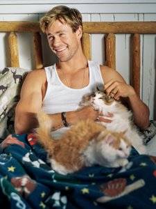 180505-Vanity_Fair-Holiday_2015_2016-Chris_Hemsworth-by-Bruce_Weber-02-650-503ca97e0b-1484643852.jpg