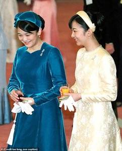 Princess Kako (right) with her older sister Mako.jpg