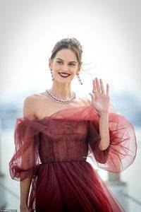 Izabel Goulart .jpg