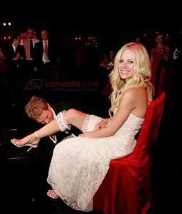 avril garter.jpg